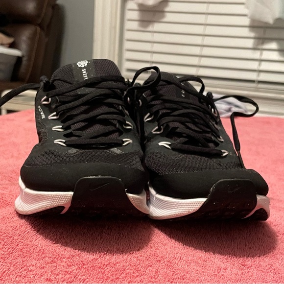 Nike Black and White Athletic Shoes - Picture 6 of 10